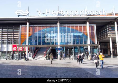 Den Bosch, Paesi Bassi - 12 febbraio 2022: Ingresso principale della stazione Den Bosch con i passeggeri Foto Stock