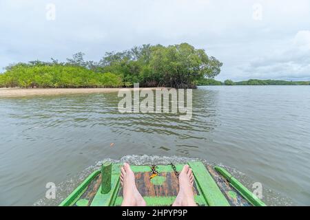 Giro in zattera sul fiume Ipojuca nella regione della spiaggia di Camboa, Ipojuca - PE, Brasile vicino alle mangrovie. Foto Stock