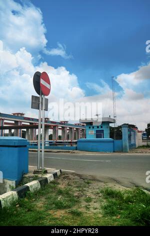 cartello stradale senza ingresso sul lato strada con cielo blu Foto Stock