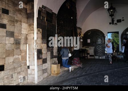 Fedeli in preghiera nella cappella di nostra Signora della Kamenita vrata (porta di pietra) a Zagabria, Croazia Foto Stock