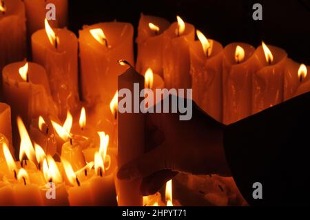 Candele di illuminazione nella cappella di nostra Signora dalla Kamenita vrata (porta di pietra) a Zagabria per ricordare e onorare i defunti cari Foto Stock