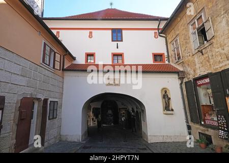 La famosa porta di pietra (Kamenita Vrata), struttura medievale, l'ultima delle cinque porte originali della città trovate nella città alta di Zagabria, Croazia Foto Stock