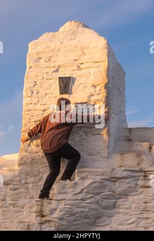 In occasione della festa nazionale della poesia poeti da tutta la Cornovaglia si sono riuniti presso l'iconico punto di riferimento Huers Hut a Newquay per eseguire le loro poesie da esso Foto Stock