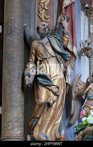 Sant'Andrea, statua sull'altare maggiore nella chiesa dell'Assunzione della Vergine Maria a Glogovnica, Croazia Foto Stock