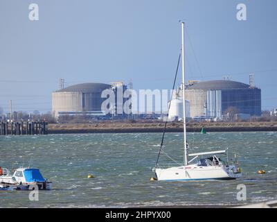 Queenborough, Kent, Regno Unito. 24th Feb 2022. Aumento dei prezzi del gas. Gli enormi serbatoi di stoccaggio del gas della National Grid sull'isola di Grain nel Kent, il più grande impianto di stoccaggio di GNL in Europa, sono illustrati questo pomeriggio a Queenborough, nel Kent. Credit: James Bell/Alamy Live News Foto Stock