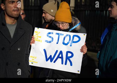 La gente partecipa a una manifestazione fuori dalla Leinster House a Dublino per protestare contro l'invasione russa del loro paese. Data immagine: Giovedì 24 febbraio 2022. Foto Stock