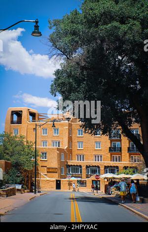 2017 07 19 Santa Fe NM USA - la fonda hotel in stucco a Santa Fe NM USA con turisti e mercato di strada in primo piano - ristorante sul tetto con Foto Stock