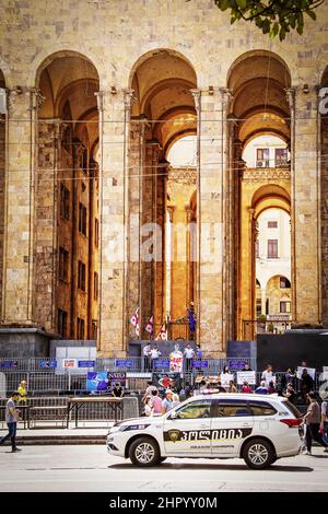 2019 07 16 TbilisiGeorgia - edificio del Parlamento georgiano durante la protesta contro la Russia con effigie di Putin e giornalisti con telecamere e Special St Foto Stock