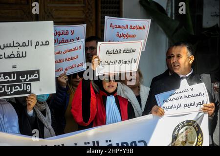 Tunisi, Tunisia. 24th Feb 2022. Tunisi, Tunisia. 24 febbraio 2022. L'Associazione dei giudici tunisini protesta fuori dalla Corte di cassazione di Tunisi contro ciò che considerano dei vincoli imposti al potere giudiziario dal Presidente Saied. Il presidente tunisino Kais Saied ha annunciato la sua decisione di sciogliere il Consiglio giudiziario supremo all'inizio di febbraio, estendendo allo stesso tempo lo stato di emergenza nel paese fino alla fine del 2022 (Credit Image: © Hasan Mrad/IMAGESLIVE via ZUMA Press Wire) Foto Stock