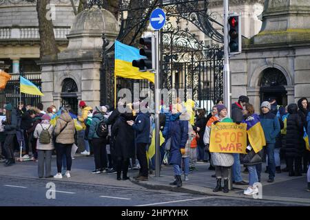 La gente partecipa a una manifestazione fuori dalla Leinster House a Dublino per protestare contro l'invasione russa del loro paese. Data immagine: Giovedì 24 febbraio 2022. Foto Stock