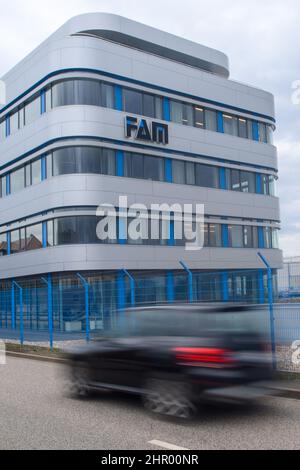 Magdeburg, Germania. 24th Feb 2022. Un edificio amministrativo della società di impiantistica FAM. La direzione della società aveva presentato una domanda per l'apertura di una procedura di insolvenza in amministrazione autonoma presso il tribunale locale di Magdeburg. Credit: Klaus-Dietmar Gabbert/dpa-Zentralbild/ZB/dpa/Alamy Live News Foto Stock