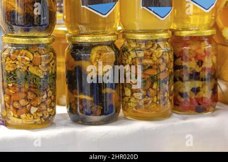 Frutta secca e noci Mix in vasi di vetro di miele di api Foto Stock