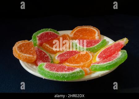 Fette di marmellata dolce sul tavolo da vicino. Cibo su sfondo nero Foto Stock