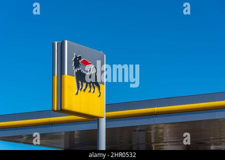 Fossano, Italia - 22 febbraio 2022: Eni firma il logo della stazione di servizio carburante su cielo blu, Eni S.p.A. è una società petrolifera italiana nel mondo. Carburante costoso p Foto Stock