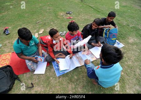 New Delhi, India. 24th Feb 2022. Central Delhi, India - 24 febbraio 2022 - gli operai del teatro vengono per due ore nella sera nel parco per insegnare i bambini primari dalle famiglie povere che sono deboli in inglese e in matematica nel Delhi centrale Pahar ganj, 24 febbraio 2022 (foto da Ravi Batra/Sipa USA) accreditamento: Sipa USA/Alamy Live News Foto Stock