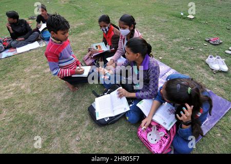 New Delhi, India. 24th Feb 2022. Central Delhi, India - 24 febbraio 2022 - gli operai del teatro vengono per due ore nella sera nel parco per insegnare i bambini primari dalle famiglie povere che sono deboli in inglese e in matematica nel Delhi centrale Pahar ganj, 24 febbraio 2022 (foto da Ravi Batra/Sipa USA) accreditamento: Sipa USA/Alamy Live News Foto Stock