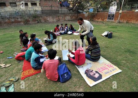 New Delhi, India. 24th Feb 2022. Central Delhi, India - 24 febbraio 2022 - gli operai del teatro vengono per due ore nella sera nel parco per insegnare i bambini primari dalle famiglie povere che sono deboli in inglese e in matematica nel Delhi centrale Pahar ganj, 24 febbraio 2022 (foto da Ravi Batra/Sipa USA) accreditamento: Sipa USA/Alamy Live News Foto Stock