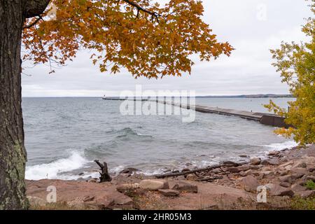 Presque Isle Harbor Breakwater Lighthouse visto dalla Marquette Michigan in autunno sul lago superiore Foto Stock