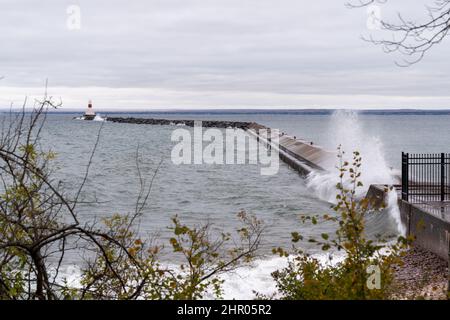 Presque Isle Harbor Breakwater Lighthouse visto dalla Marquette Michigan in autunno sul lago superiore Foto Stock