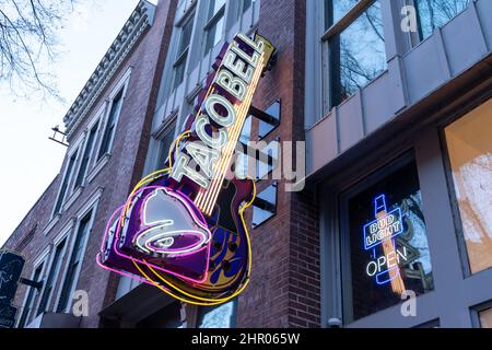 Nashville, Tennessee - 10 gennaio 2022: Cartello al neon per Taco Bell situato nel centro città vicino a broadway. Questa catena di fast food vende alcol e ha vivo m Foto Stock