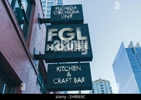 Nashville, Tennessee - 10 gennaio 2022: Cartello al neon per la FGL House, cucina della Flortia Georgia Line e ristorante Craft Bar a Broadway Foto Stock