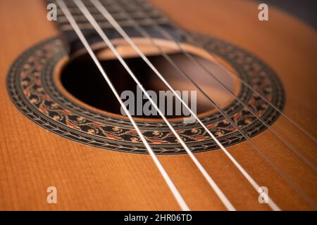 Chitarra classica su sfondo nero. Chitarra acustica Concept.Perfect per volantino, carta, poster o carta da parati Foto Stock