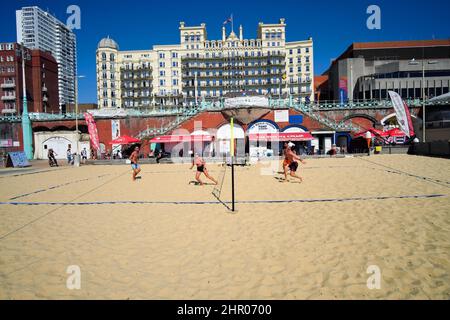 Persone che giocano a pallavolo sulla spiaggia di Brighton di fronte al Grand Hotel Brighton East Sussex England UK Foto Stock