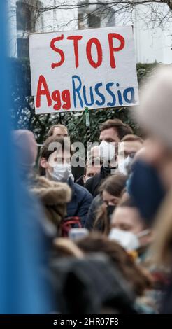 Amburgo, Germania. 23rd Feb 2022. Un dimostratore ha un cartello con la scritta "Stop AggRussia" in un raduno davanti al Consolato Generale della Federazione Russa ad Amburgo contro la politica Ucraina della Russia . Credit: Markus Scholz/dpa//dpa/Alamy Live News Foto Stock