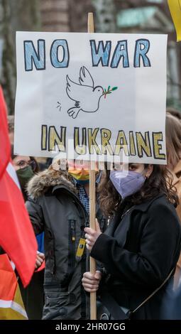 Amburgo, Germania. 23rd Feb 2022. Un dimostratore ha un segno che legge "No War in Ukraine" in un raduno davanti al Consolato Generale della Federazione Russa ad Amburgo contro la politica Ucraina della Russia. Credit: Markus Scholz/dpa//dpa/Alamy Live News Foto Stock