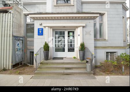 Amburgo, Germania. 24th Feb 2022. Fiori nella sala d'ingresso del Consolato Generale d'Ucraina. Le truppe russe hanno iniziato il loro attacco contro l'Ucraina. Credit: Jonas Walzberg/dpa/Alamy Live News Foto Stock