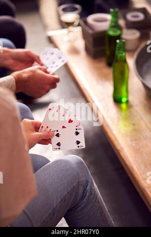 Primo piano dell'uomo a casa giocando a carte con gli amici nella Notte dei Giochi Foto Stock