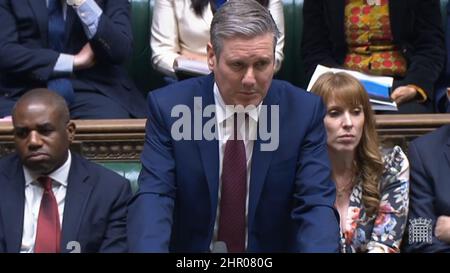 Il leader del lavoro Keir Starmer risponde all'aggiornamento del primo ministro Boris Johnson ai parlamentari della Camera dei Comuni sull'ultima situazione riguardante l'Ucraina, a seguito dell'invasione della Russia. Data immagine: Giovedì 24 febbraio 2022. Foto Stock