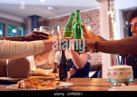 Gruppo multiculturale di amici che festeggia il compleanno con Party and Cake at Home insieme Foto Stock