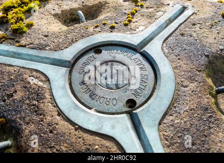 Pilastro della triangolazione sulla cima di Camilty Hill,(290m) Lothian occidentale, Scozia. Foto Stock