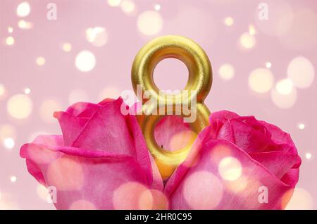 Bouquet di rose rosa con numero otto, bokeh. Festa, Marzo 8, Giornata Internazionale della Donna. Spazio di copia Foto Stock
