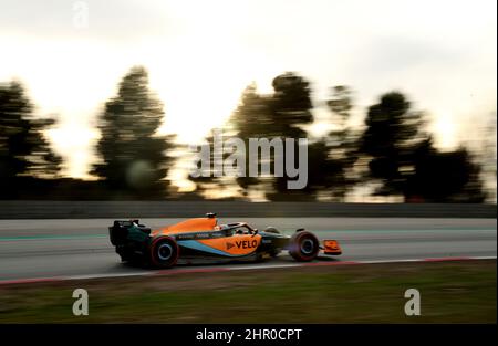 McLaren-Mercedes' Daniel Ricciardo durante la seconda giornata di test pre-stagione sul circuito di Barcellona-Catalunya, Spagna. Data immagine: Giovedì 24 febbraio 2022. Foto Stock