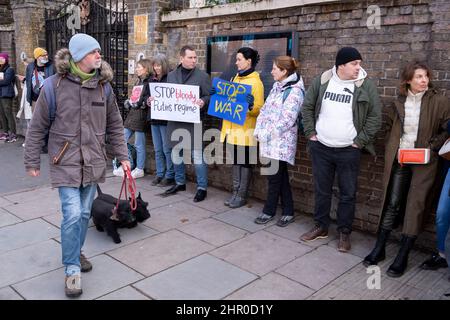 Dopo l’invasione dell’Ucraina da un giorno all’altro, gli ucraini protestano al di fuori dell’ambasciata russa, il 24th febbraio 2022, a Londra, in Inghilterra. Foto Stock