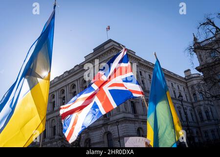 Dopo l’invasione dell’Ucraina da una notte, gli ucraini protestano con la loro bandiera nazionale e il British Union Jack di fronte a Downing Street, il 24th febbraio 2022, a Londra, Inghilterra. Foto Stock