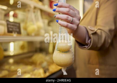 Delizioso Caciocavallo fresco e Scamorza formaggio appeso. Formaggi italiani da vicino. I formaggi sono fatti a mano. La produzione di formaggio Foto Stock