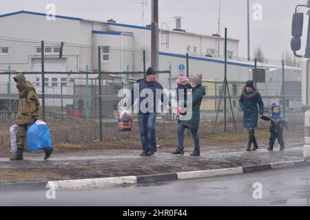 Rostov, Russia. 24th Feb 2022. I rifugiati di Donbass arrivano nella regione di Rostov, Russia, il 24 febbraio 2022. Credit: Andrey Bok/Xinhua/Alamy Live News Foto Stock