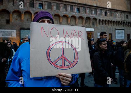 Bologna, ITALIA. Febbraio 24, 2022. I manifestanti a Bologna (Italia) dimostrano contro l'invasione russa dell'Ucraina Credit: Massimiliano Donati/Alamy Live News Foto Stock