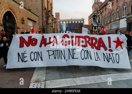 Bologna, ITALIA. Febbraio 24, 2022. I manifestanti a Bologna (Italia) dimostrano contro l'invasione russa dell'Ucraina Credit: Massimiliano Donati/Alamy Live News Foto Stock