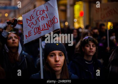 Bologna, ITALIA. Febbraio 24, 2022. I manifestanti a Bologna (Italia) dimostrano contro l'invasione russa dell'Ucraina Credit: Massimiliano Donati/Alamy Live News Foto Stock