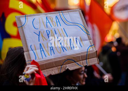 Bologna, ITALIA. Febbraio 24, 2022. I manifestanti a Bologna (Italia) dimostrano contro l'invasione russa dell'Ucraina Credit: Massimiliano Donati/Alamy Live News Foto Stock