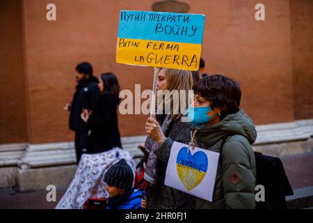 Bologna, ITALIA. Febbraio 24, 2022. I manifestanti a Bologna (Italia) dimostrano contro l'invasione russa dell'Ucraina Credit: Massimiliano Donati/Alamy Live News Foto Stock