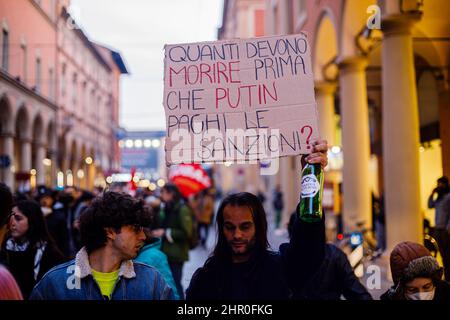 Bologna, ITALIA. Febbraio 24, 2022. I manifestanti a Bologna (Italia) dimostrano contro l'invasione russa dell'Ucraina Credit: Massimiliano Donati/Alamy Live News Foto Stock