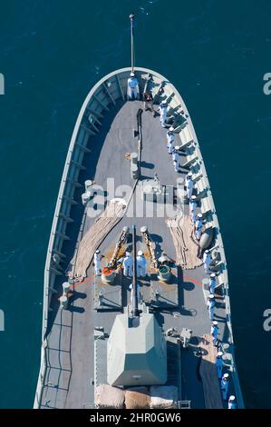 Una fregata della Marina Australiana reale alla base navale di Garden Island dell'Australia Occidentale, a seguito di un dispiegamento all'estero. Foto Stock