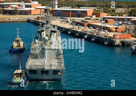 Una fregata della Marina Australiana reale alla base navale di Garden Island dell'Australia Occidentale, a seguito di un dispiegamento all'estero. Foto Stock