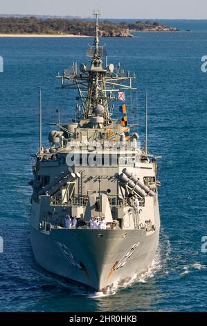 Una fregata della Marina Australiana reale alla base navale di Garden Island dell'Australia Occidentale, a seguito di un dispiegamento all'estero. Foto Stock