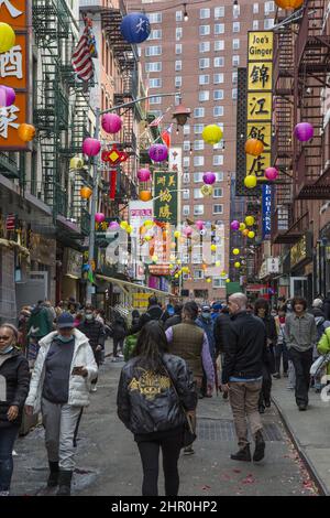 La folla di persone su e intorno a Mott Street accoglie l'anno del Leone 2022 durante le celebrazioni del Capodanno cinese a Chinatown, NYC. Foto Stock